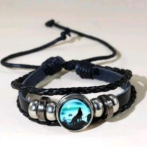 Adjustable wolf bracelet